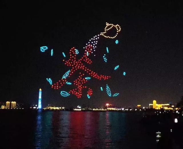 超燃！昨夜600台无人机在八里湖夜空上演灯光秀！